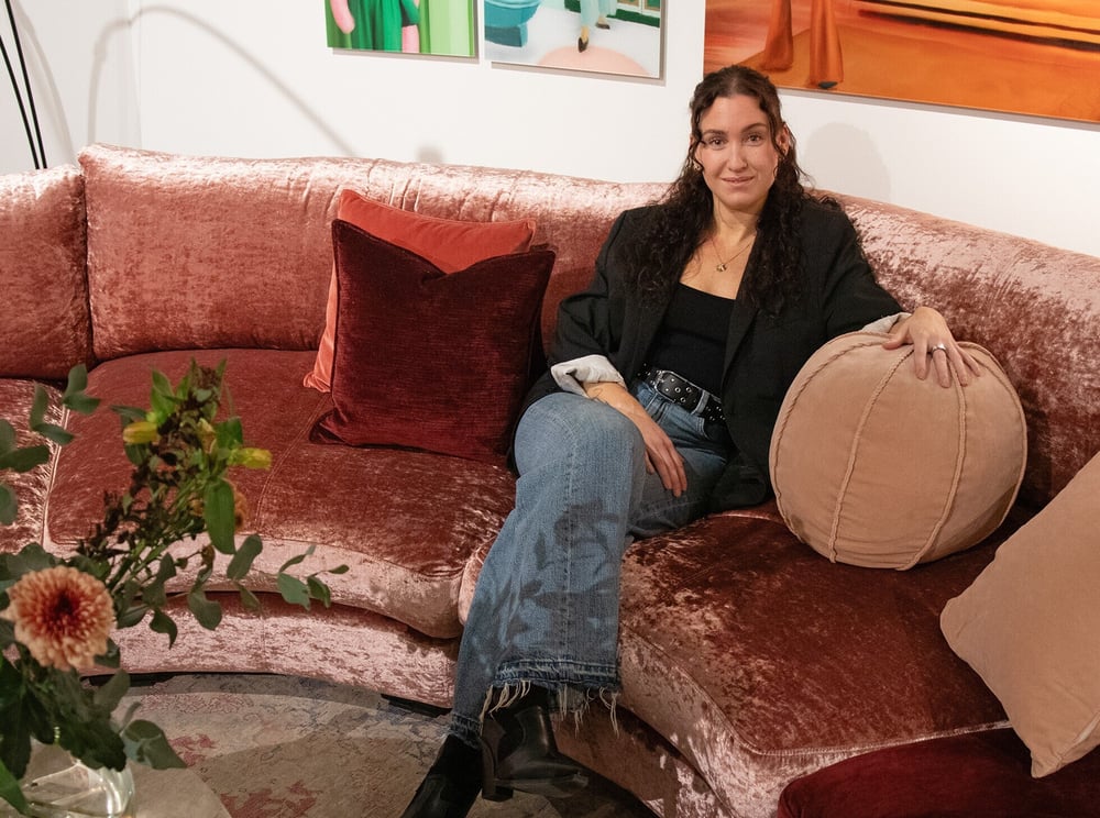 Kim, Head of Customer Relations hos Sweef, i deres showroom på Drottninggatan